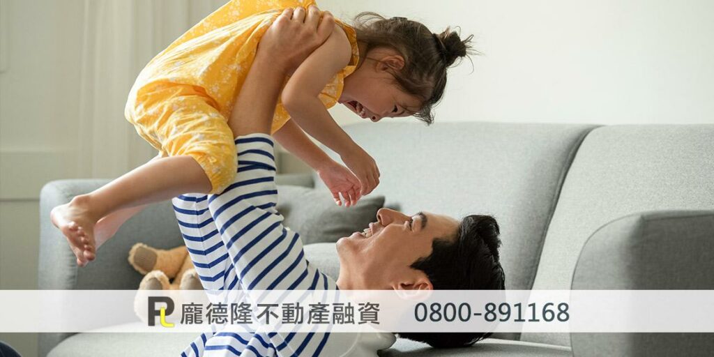 開心的父親在與女兒玩