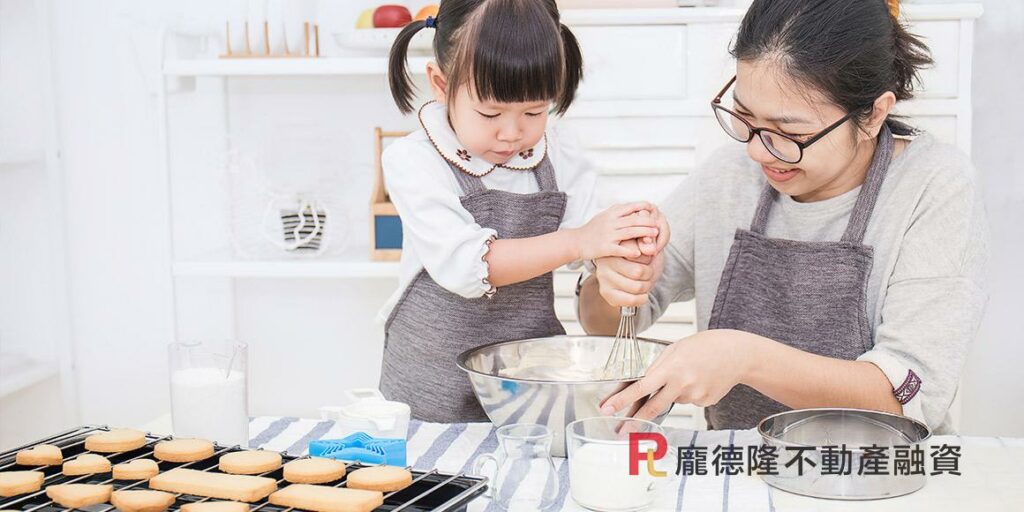 媽媽與小孩女兒在做點心