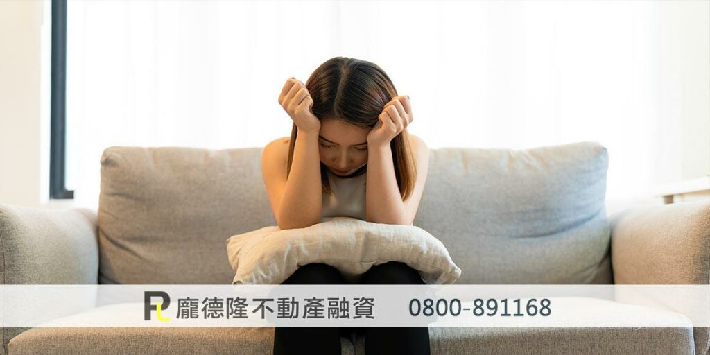 被騙錢懊惱的女人