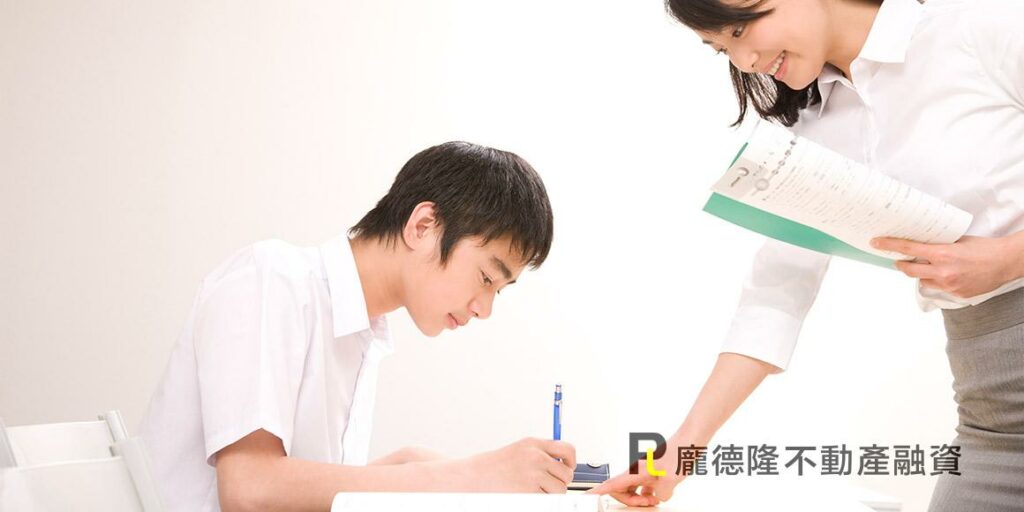 女老師在教學生功課