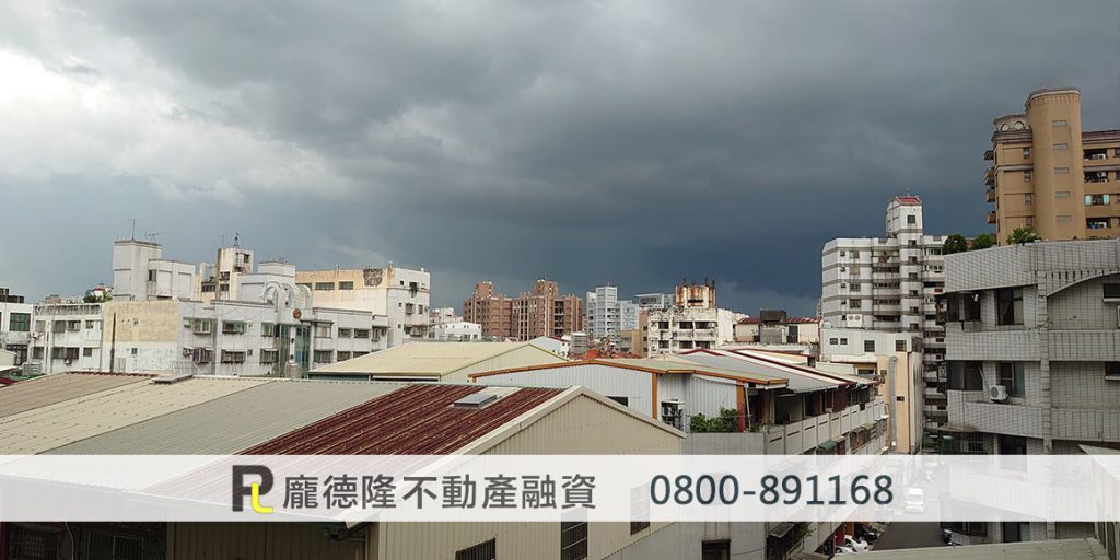 台灣房屋陰天,一堆鐵皮加蓋的
