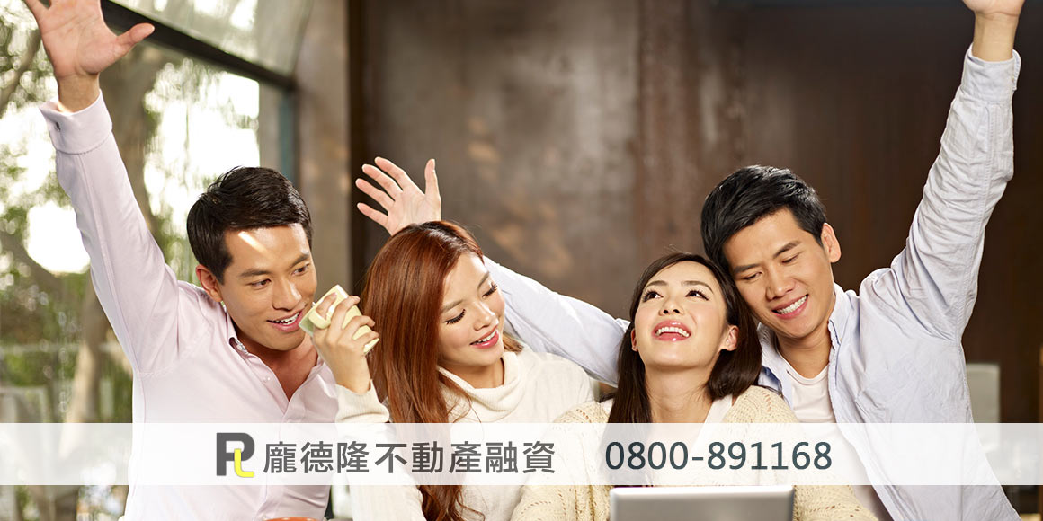 年輕人在平板電腦上觀看比賽時歡呼
